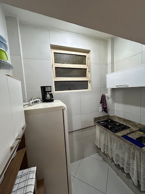Fridge, microwave, coffee/tea maker, toaster - Apartamento em Copacabana Vista Lateral Lo Mar (Copacabana Rio de Janeiro)