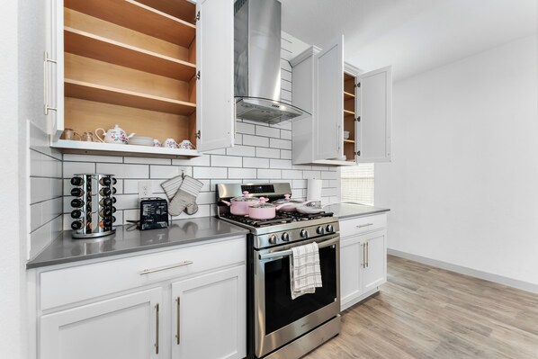 Microondas, horno, placa de cocina y lavavajillas
