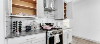 "30+ days Discount! Luxury Gated w/Park/Med Ctr/NRG!/Downtown/Pearland/Galleria"