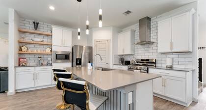 "30+ days Discount! Luxury Gated w/Park/Med Ctr/NRG!/Downtown/Pearland/Galleria"