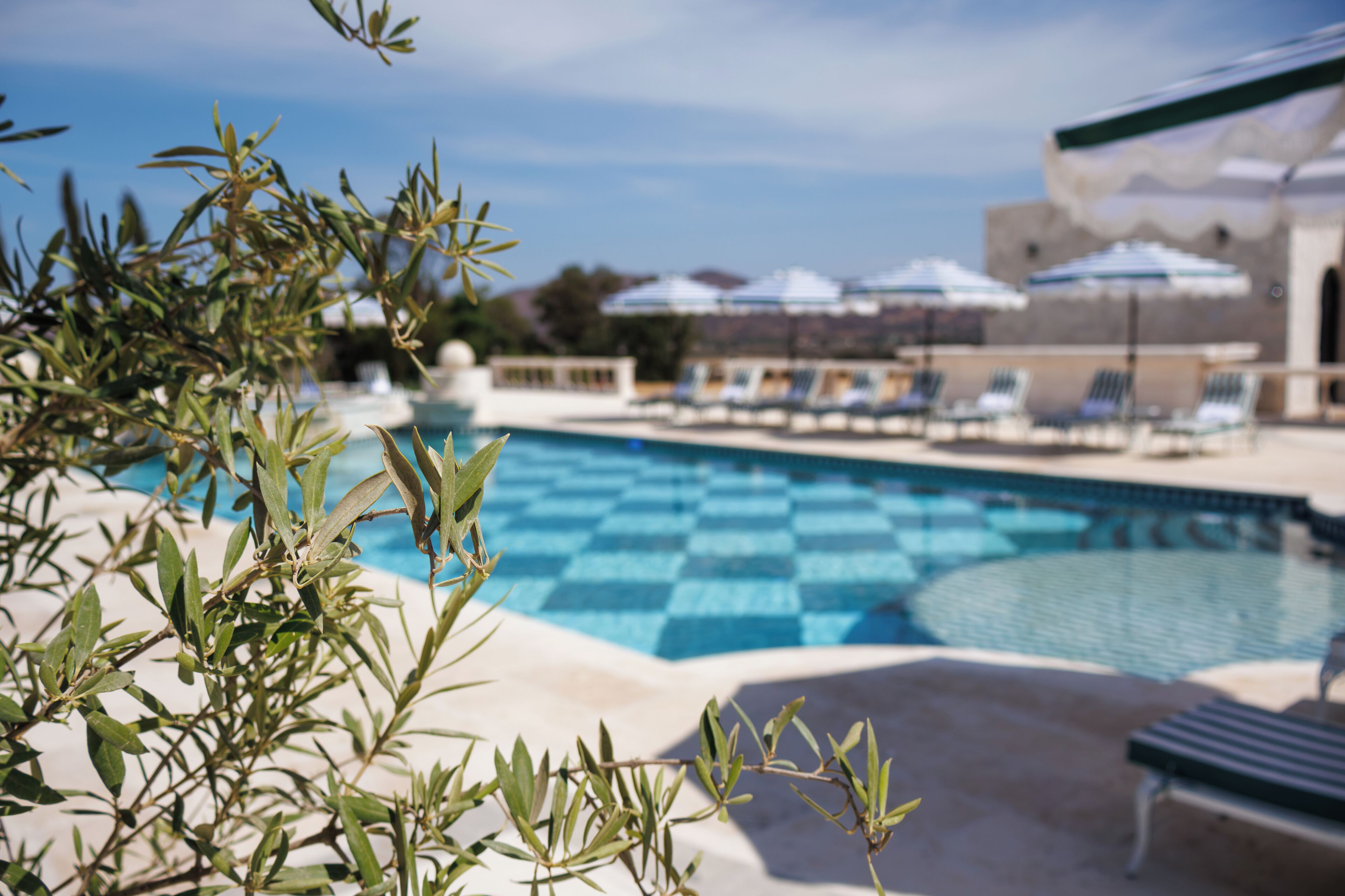 Piscina externa, funciona das 8h às 22h, guarda-sóis, espreguiçadeiras