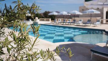 Piscina externa, funciona das 8h às 22h, guarda-sóis, espreguiçadeiras