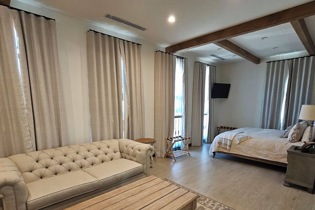 ห้องซูพีเรียสวีท | เครื่องนอนระดับพรีเมียม, เตียงเมมโมรีโฟม, ตู้นิรภัยในห้องพัก
