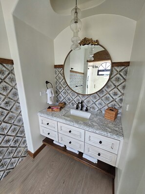 Shower, free toiletries, towels, soap - Chateau Del Valle (Valle de Guadalupe)