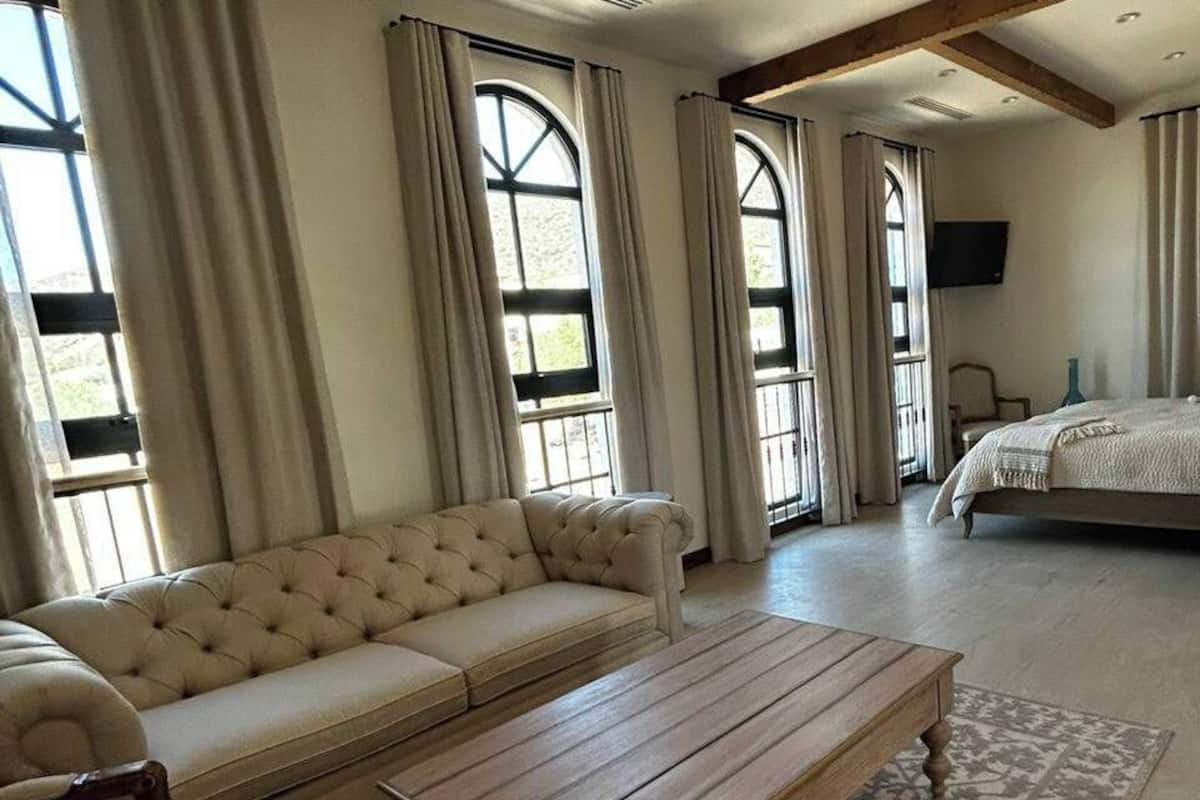 Superior-Suite, Balkon, Blick auf den Weinberg | Bügeleisen/Bügelbrett, kostenloses WLAN