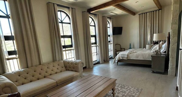 Suite superior, balcón, vistas al viñedo | Ropa de cama de alta calidad, tabla de planchar con plancha, wifi gratis