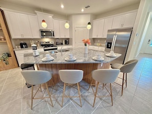 冷蔵庫、電子レンジ、オーブン、コンロ