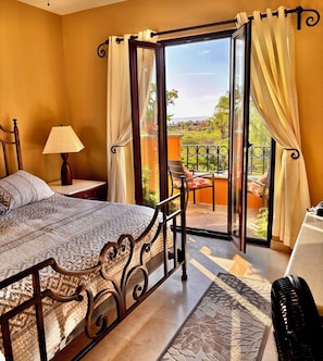 Iron/ironing board, WiFi, bed sheets, wheelchair access