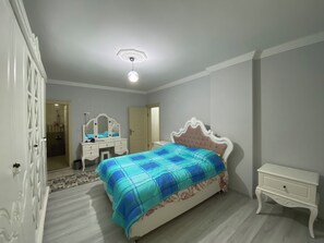3 bedrooms, iron/ironing board, WiFi, bed sheets