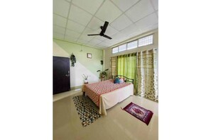 2 bedrooms, internet, bed sheets