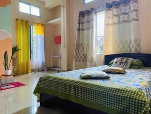 2 عدّة غرف نوم وخدمة الإنترنت وملاءات أسرّة