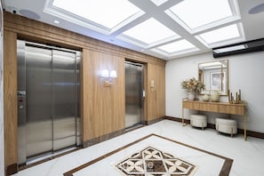 A modern elevator with wooden paneling and a digital control panel. - Apt w/ Balcony and Oceanfront View in BC - Ipc0902 (Balneário Camboriú)
