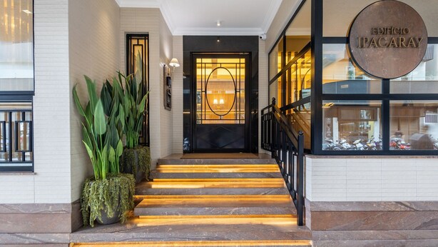 A staircase leading to a building entrance with a sign reading "EDIFICIO IPACARAY". - Apt w/ Balcony and Oceanfront View in BC - Ipc0901 (Balneário Camboriú)