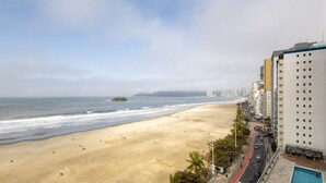 A beach with a road and buildings in the background. - Apt w/ Balcony and Oceanfront View in BC - Ipc0901 (Balneário Camboriú)