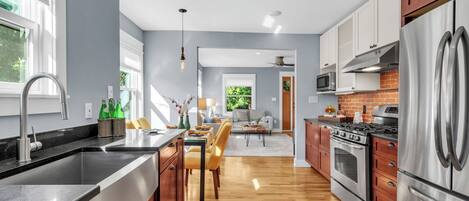 Microondas, horno, parrilla de estufa y lavavajillas