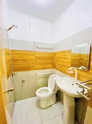 Haartrockner, Handtücher, Toilettenpapier