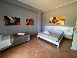 2 habitaciones, escritorio, tabla de planchar con plancha y wifi gratis