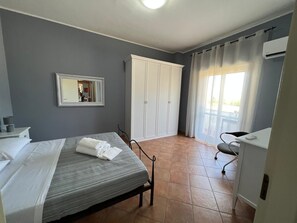 2 habitaciones, escritorio, tabla de planchar con plancha y wifi gratis