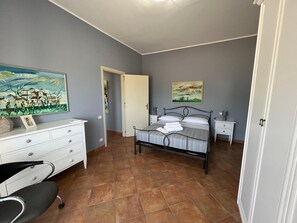 2 habitaciones, escritorio, tabla de planchar con plancha y wifi gratis 