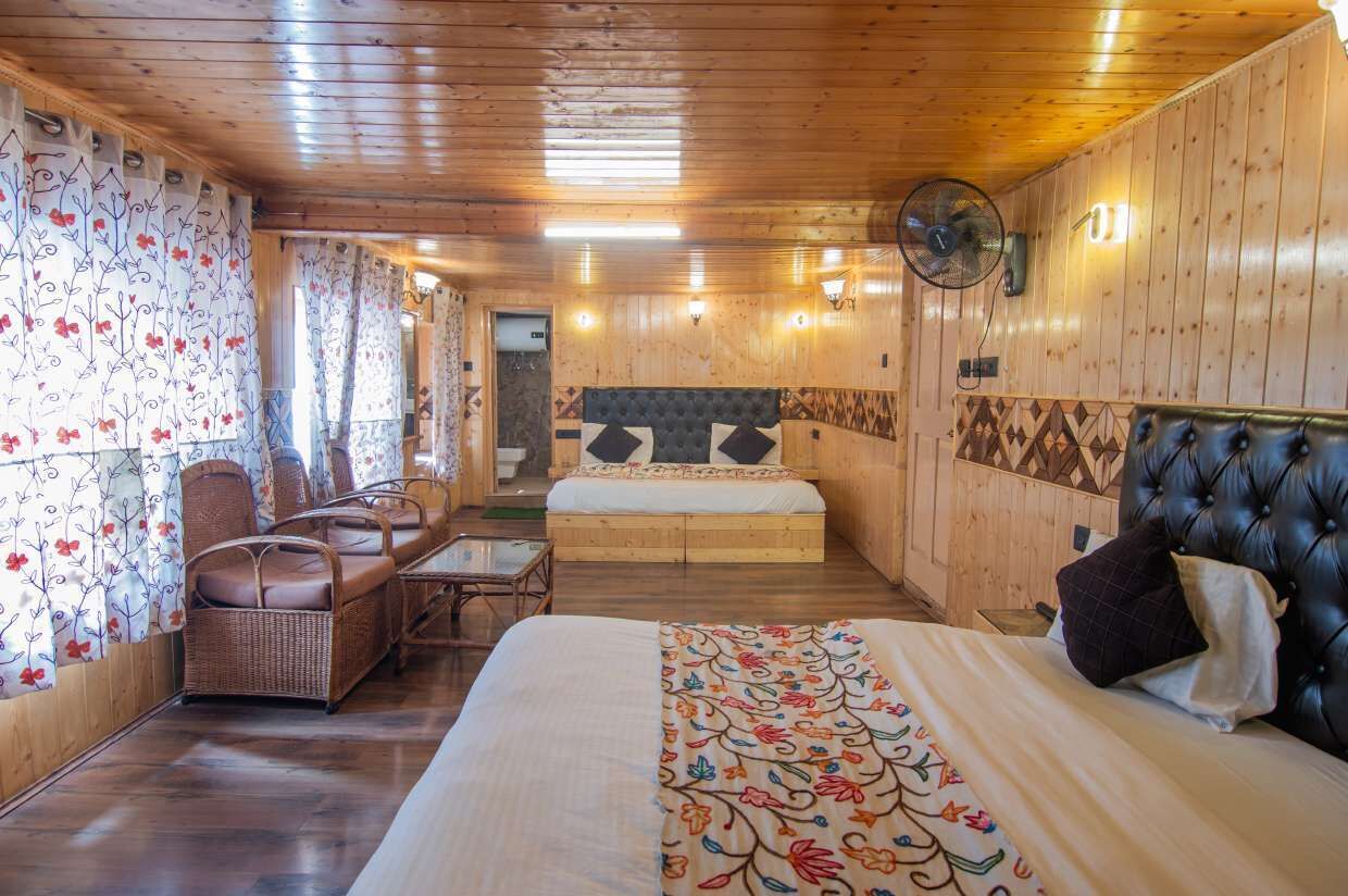 Family Quadruple Room | Laptop workspace, free WiFi