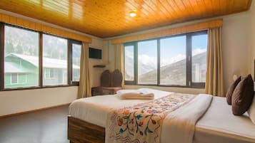 Deluxe Double Room, Multiple Beds | Laptop workspace, free WiFi