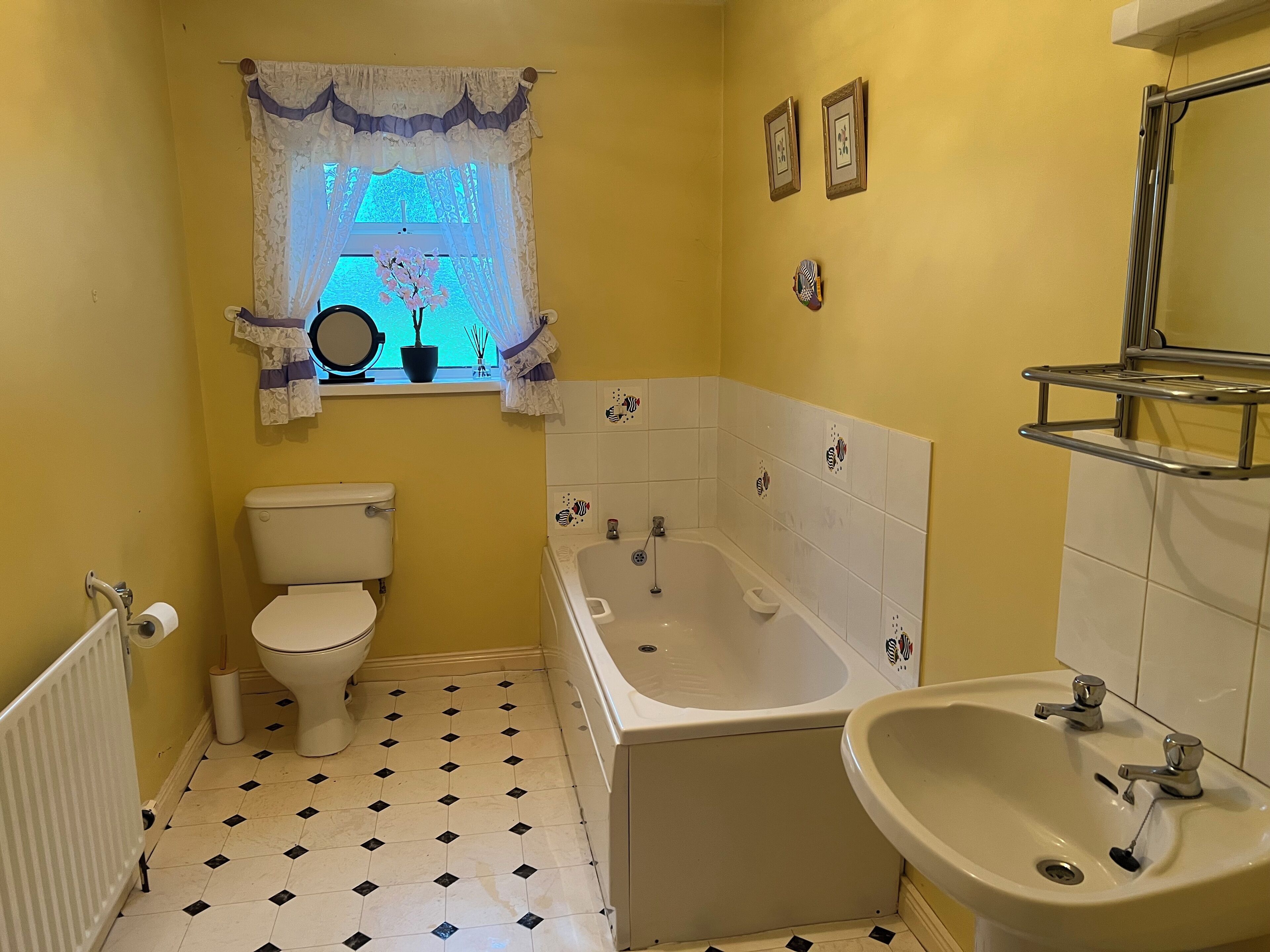 Une salle de bain comprenant des toilettes, une baignoire et un lavabo.