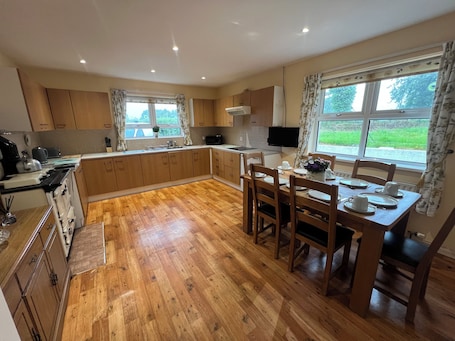 Microwave, oven, stovetop. Ewe View Cottage
