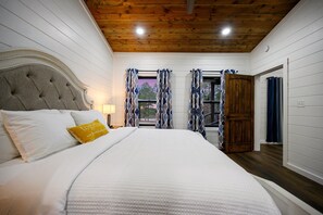 2 bedrooms, desk, travel cot, free WiFi