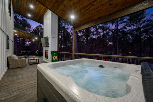 New Family Cabin/Hot Tub/Foosball/Fireplace/Corn Hole/Darts/Fire Pit/Private