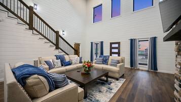 Smart TV, chimenea, futbolito, libros