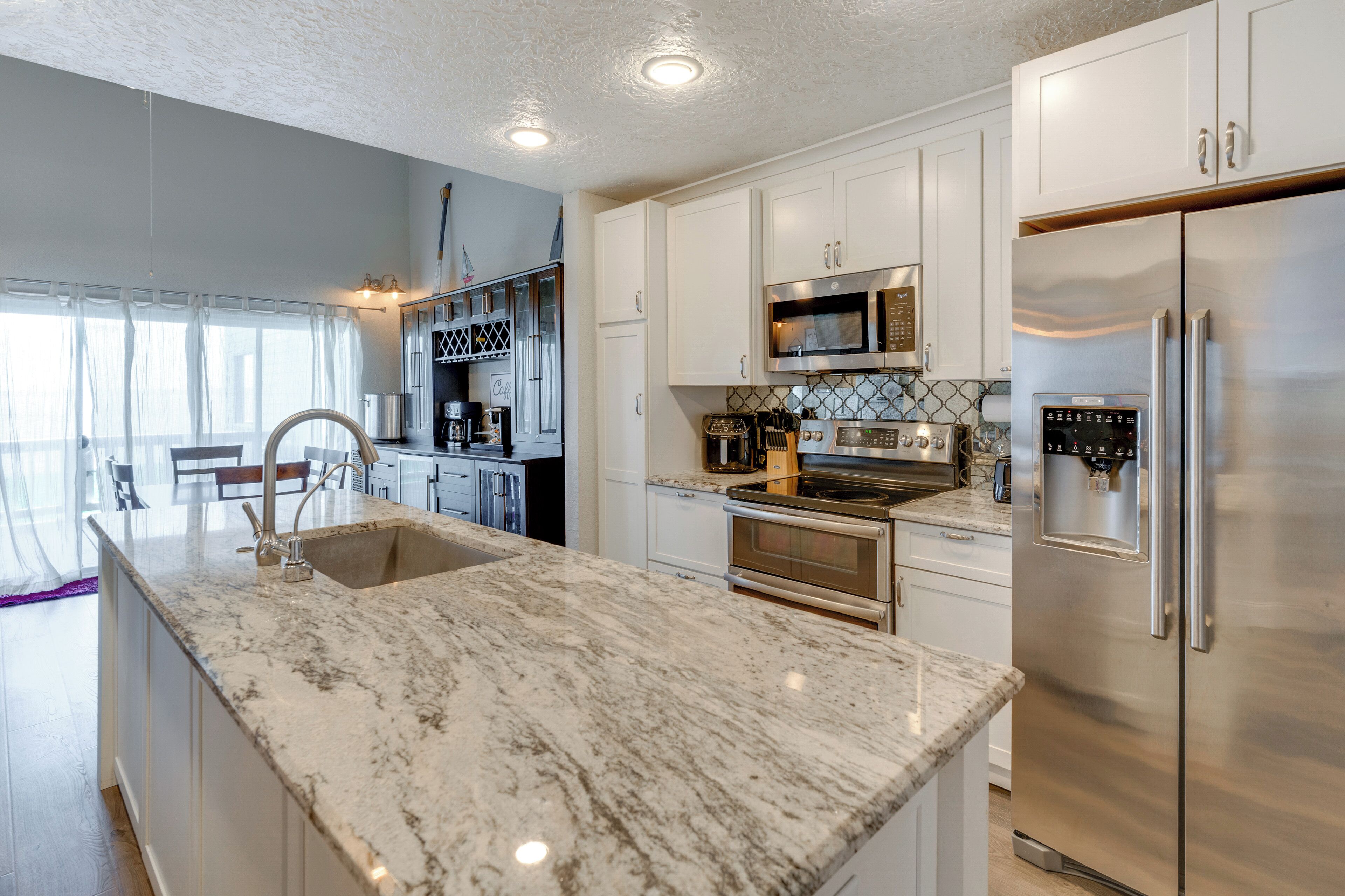 Fridge, microwave, stovetop, dishwasher
