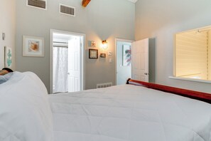 3 bedrooms, desk, iron/ironing board, Internet - Boat & Fish: Gem w/ Water Views on Lake Livingston (Livingston)