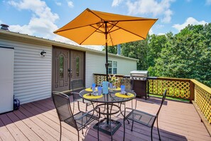 Outdoor dining - Large Private Yard: Home 16 Mi to Fall Creek Falls (Spencer)