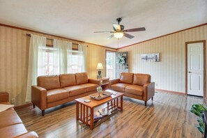 TV, books, stereo - Large Private Yard: Home 16 Mi to Fall Creek Falls (Spencer)