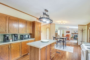 Fridge, microwave, stovetop, dishwasher