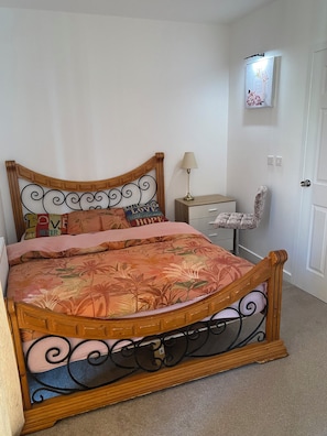 2 bedrooms, iron/ironing board, WiFi, bed sheets - Stylish house in Rotherham/Sheffield area, with free private parking. (Rotherham)