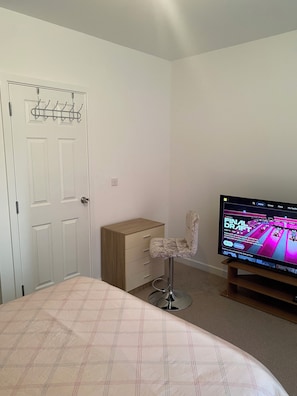 2 slaapkamers, een strijkplank/strijkijzer, wifi, beddengoed