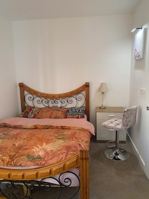 Tabla de planchar con plancha, wifi y ropa de cama