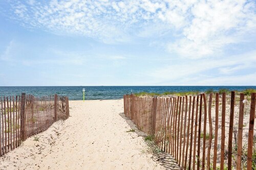 Ocean View Cottage • Walk to Beach + Firepit
