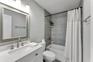 Haartrockner, Handtücher, Seife, Toilettenpapier