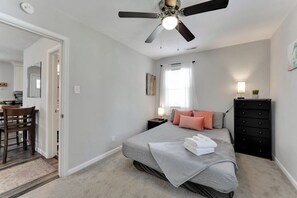 2 bedrooms, iron/ironing board, Internet, bed sheets