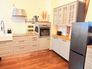 Microondas, horno, placa de cocina, lavavajillas