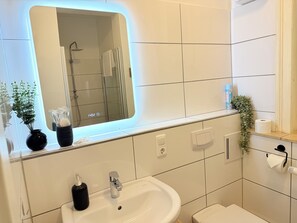 Dusche, Haartrockner, Handtücher, Seife