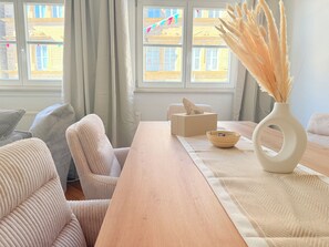 Dining - DREAMZzz AltstadtTraum in the heart of Coburg at the Ehrenburg&Marktplatz I Parking lot (Coburg)