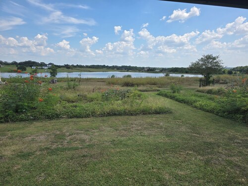 Cozy Cottage With a View in La Grange