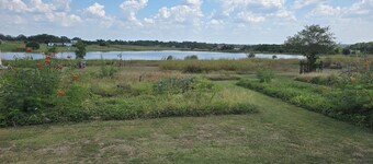 Cozy Cottage With a View in La Grange
