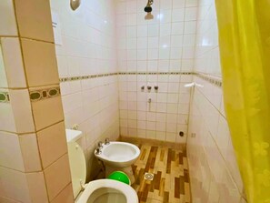 Dusche, Haartrockner, Bidet, Handtücher