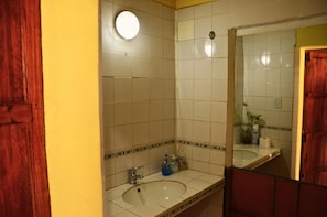 Dusche, Haartrockner, Bidet, Handtücher