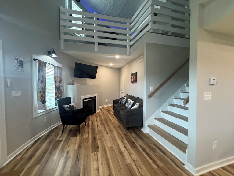 Red Grain Bin Home 3-bedroom 2.5 Baths Near Lynchburg& Liberty - リンチバーグ, VA