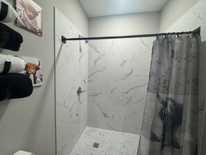 Secadora de cabello, toallas, jabón, papel de baño 